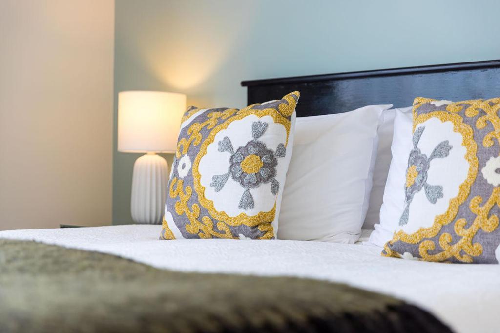 Palazzo Motor Lodge Nelson Exteriér fotografie A bed with decorative pillows