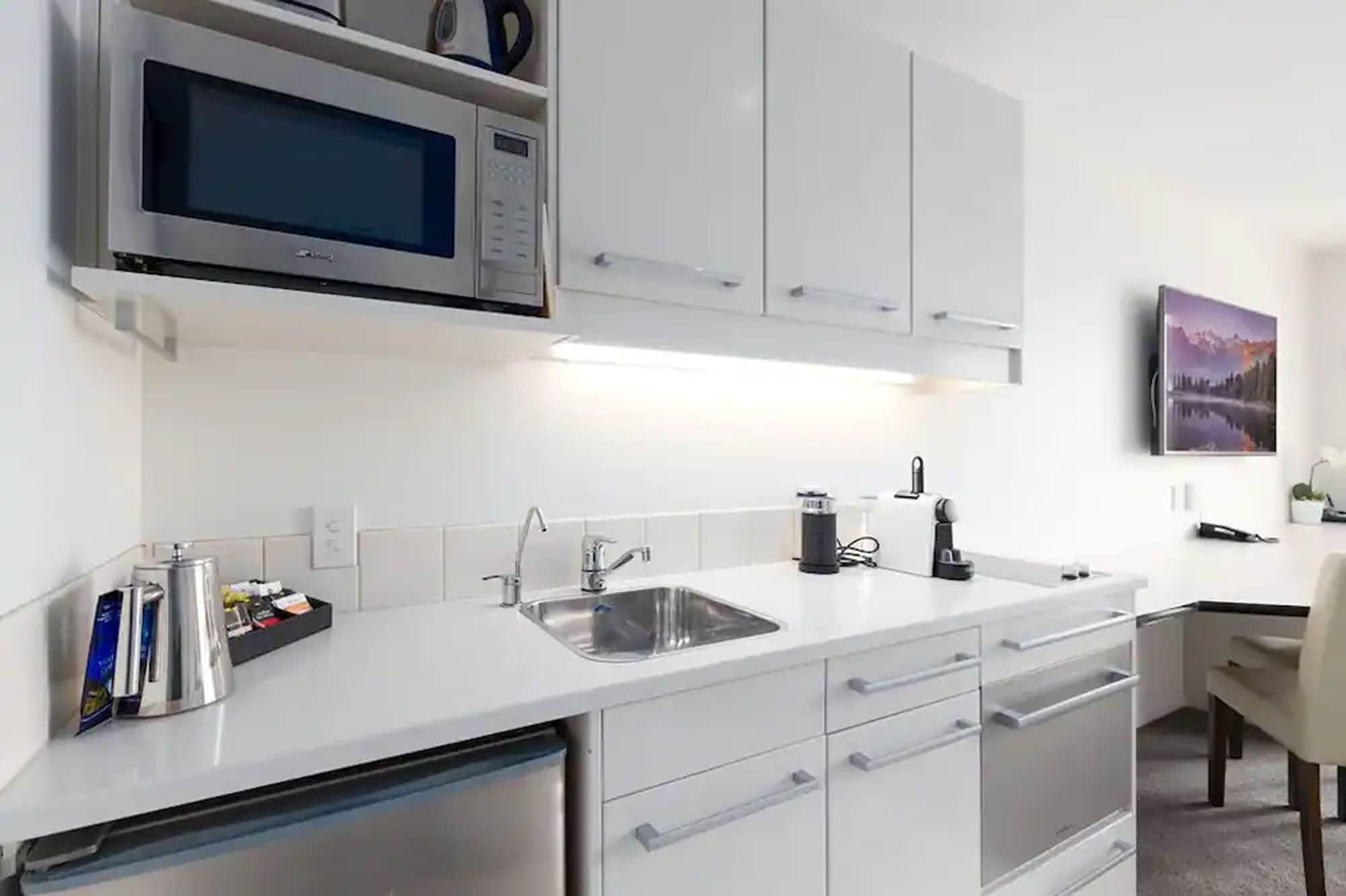 Palazzo Motor Lodge Nelson Exteriér fotografie A typical kitchen in a typical apartment