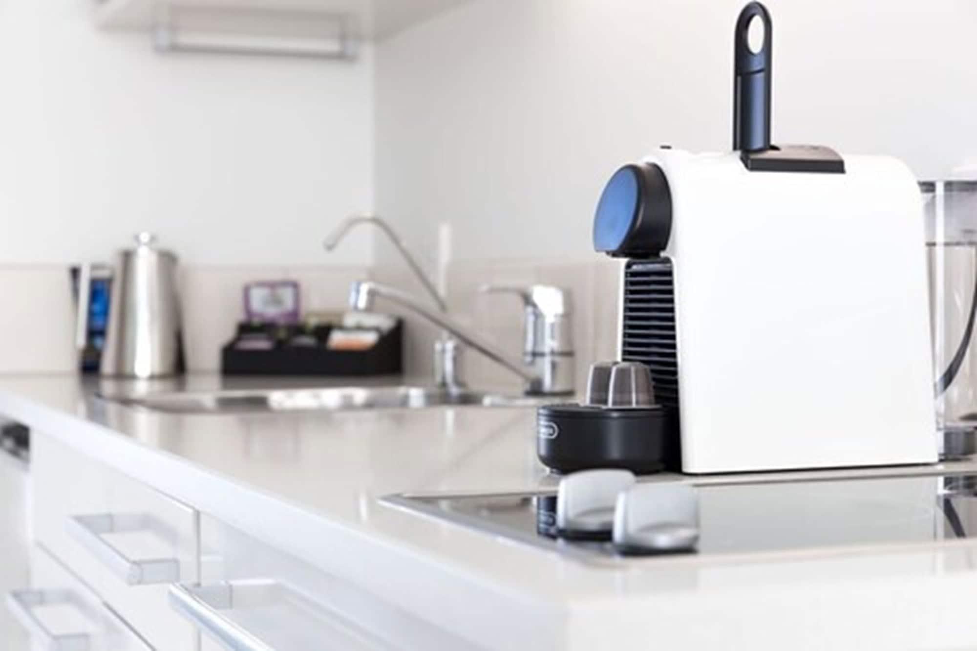 Palazzo Motor Lodge Nelson Exteriér fotografie A Nespresso Inissia machine