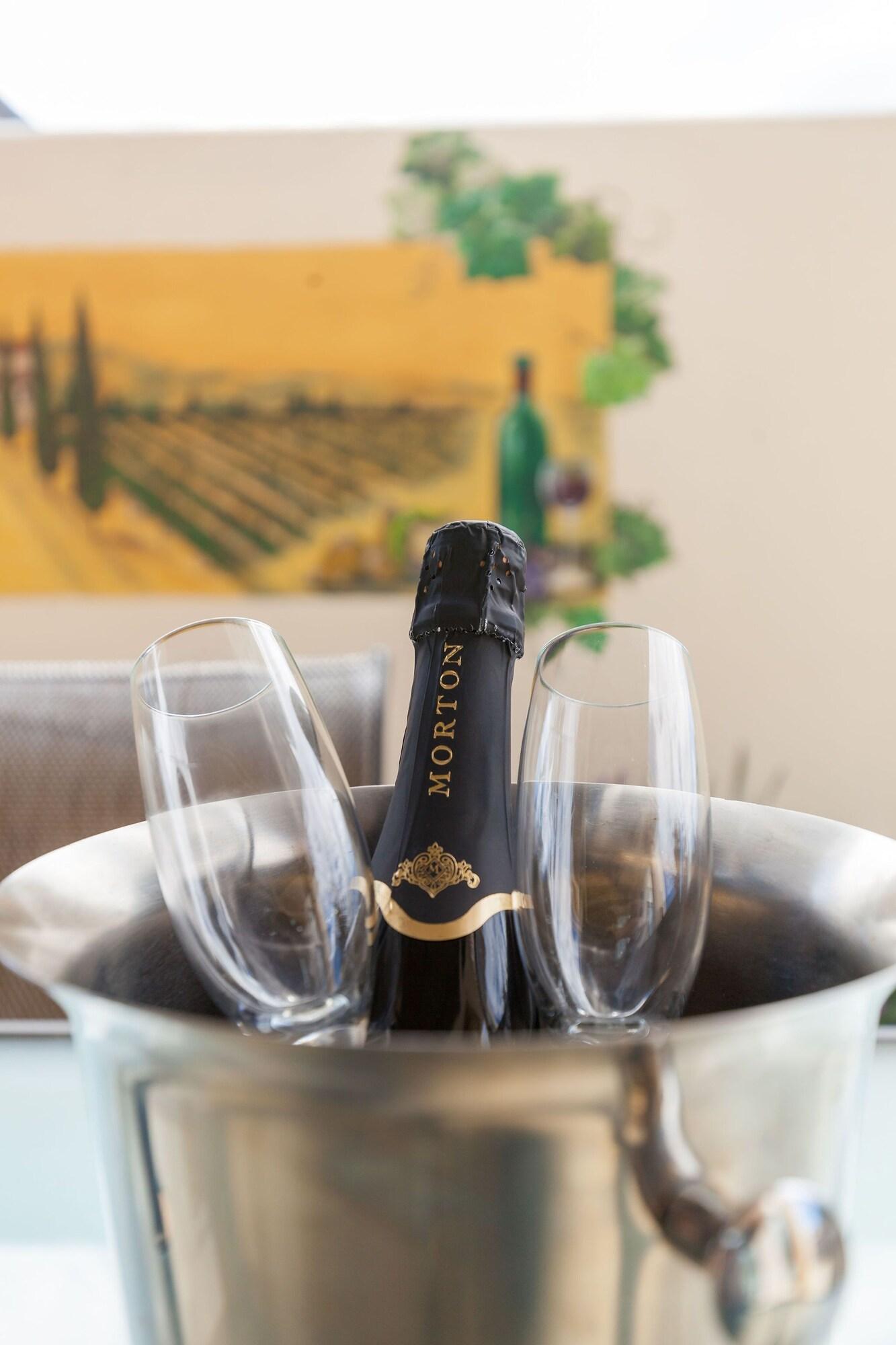 Palazzo Motor Lodge Nelson Exteriér fotografie A bottle of English sparkling wine