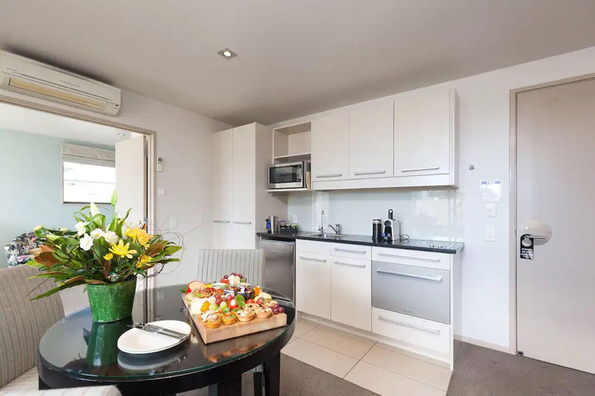 Palazzo Motor Lodge Nelson Exteriér fotografie A typical kitchen in a serviced apartment