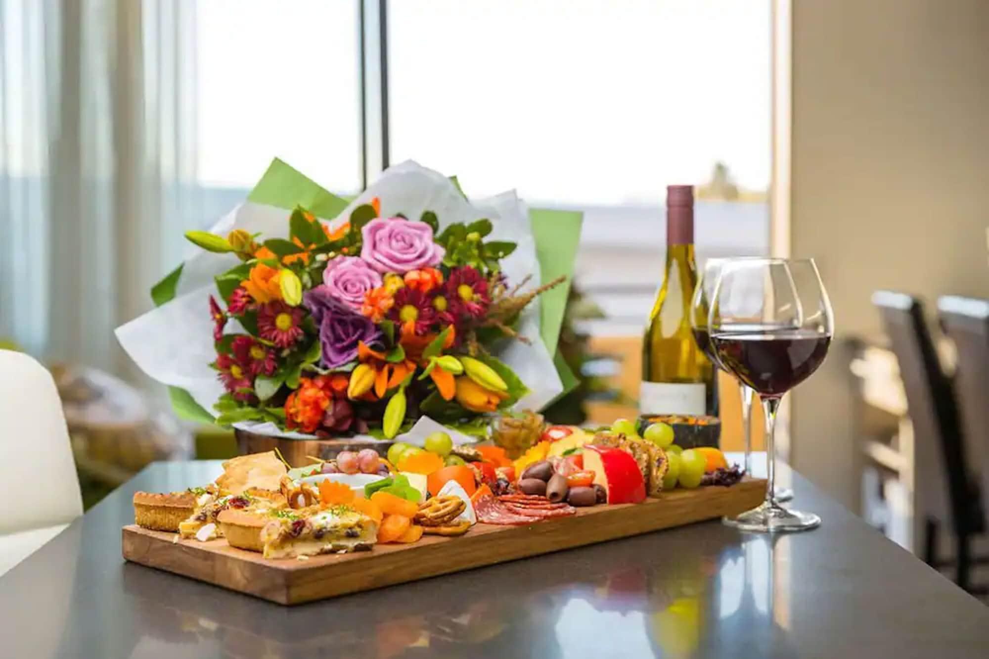 Palazzo Motor Lodge Nelson Exteriér fotografie A cheese board with wine