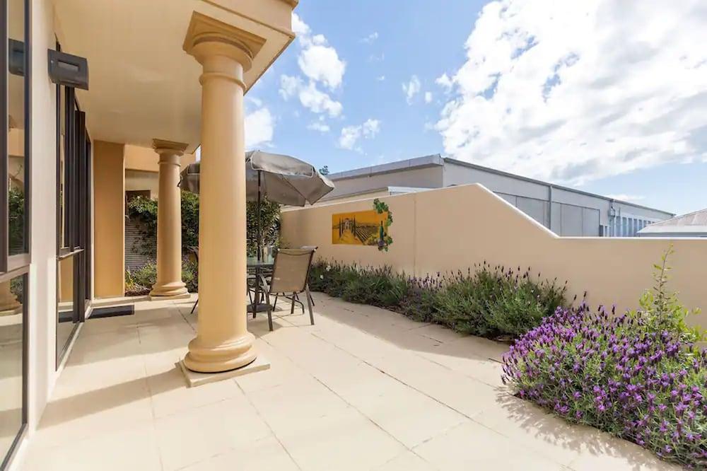Palazzo Motor Lodge Nelson Exteriér fotografie The courtyard of the house