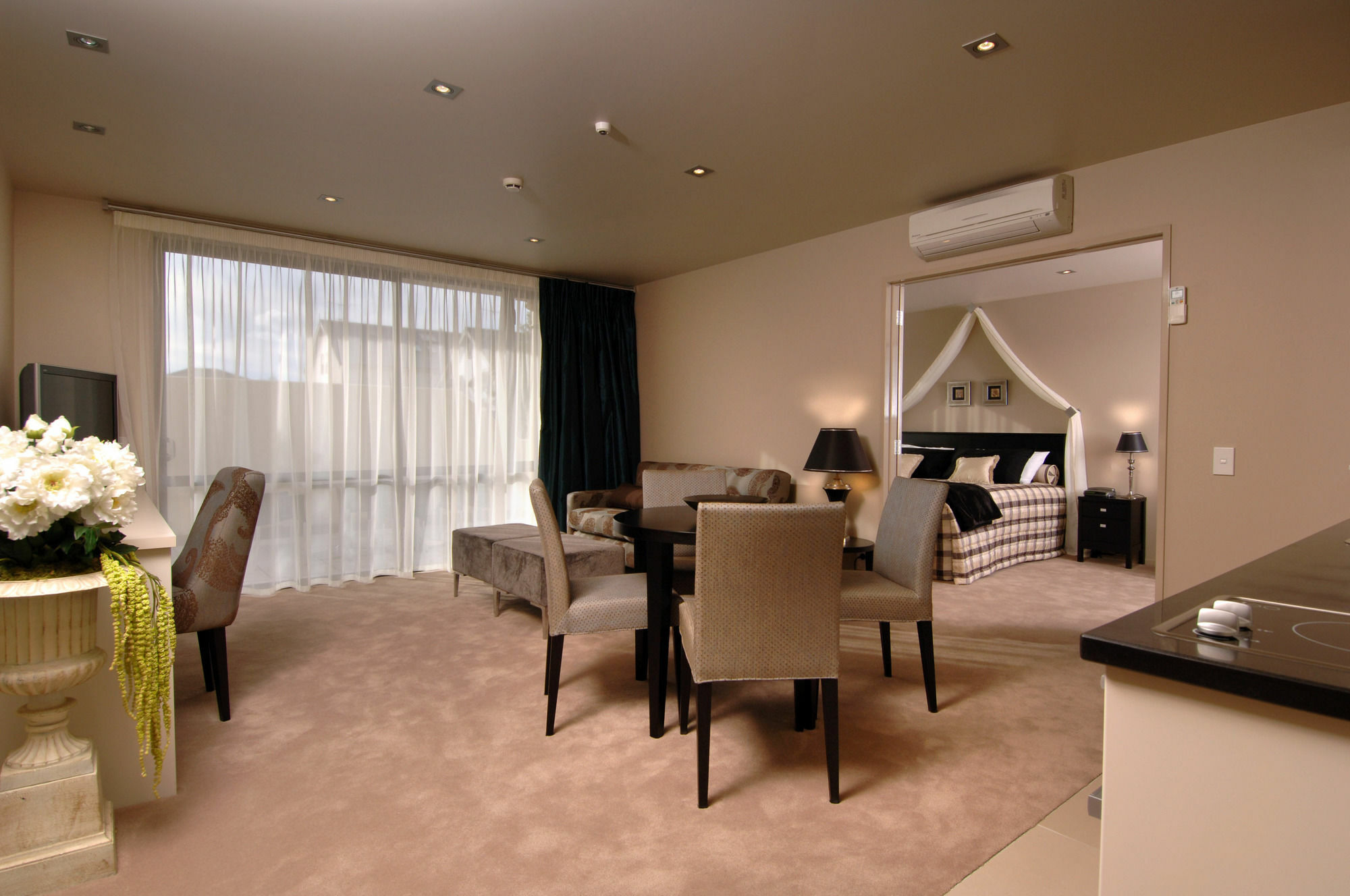 Palazzo Motor Lodge Nelson Exteriér fotografie A suite at the Crowne Plaza Hotel, Auckland