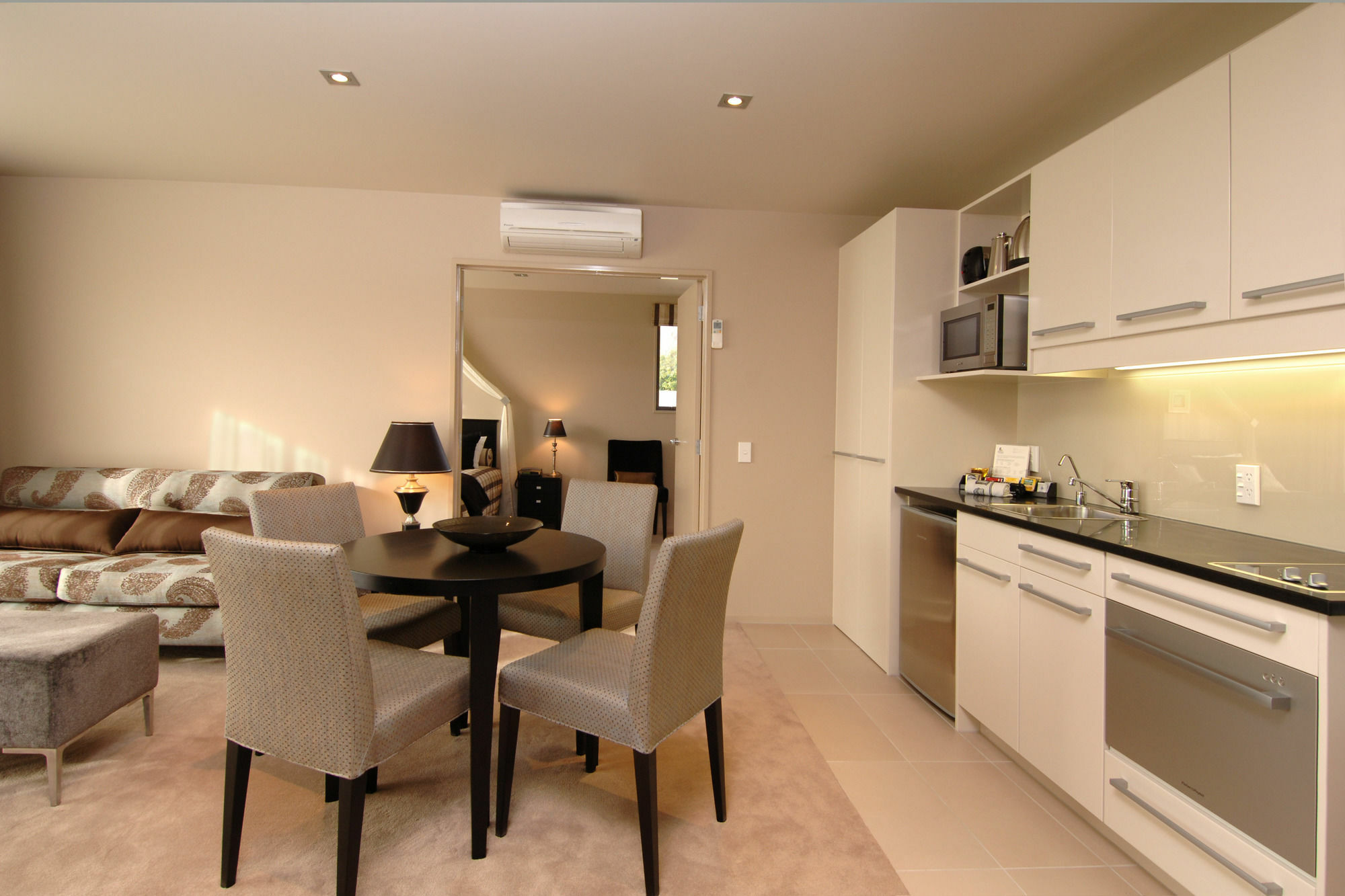 Palazzo Motor Lodge Nelson Exteriér fotografie A staged photo of a kitchen and dining room