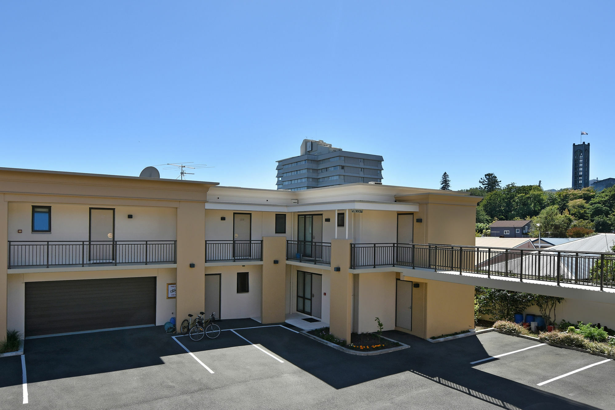 Palazzo Motor Lodge Nelson Exteriér fotografie The building's courtyard