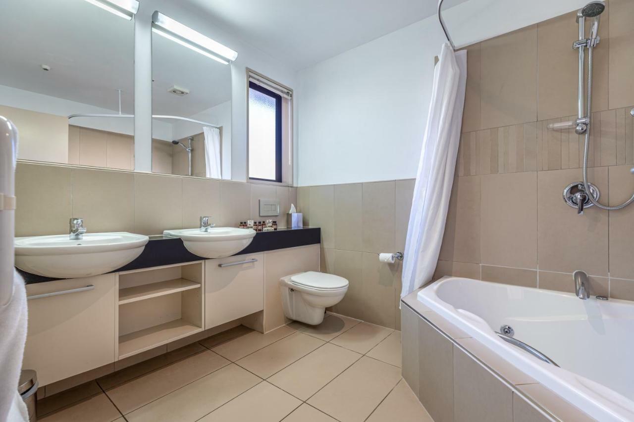 Palazzo Motor Lodge Nelson Exteriér fotografie A bathroom in a hotel